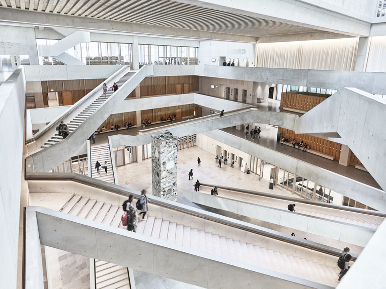 Foto des Campus-Innenraums der Fachhochschule Nordwestschweiz in Muttenz